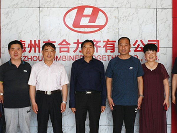 5月24日，德州市總工會(huì)授予德州市合力齊車(chē)業(yè)有限公司董事長(zhǎng)李學(xué)治“優(yōu)秀農(nóng)民工之星”的榮譽(yù)稱(chēng)號(hào)
